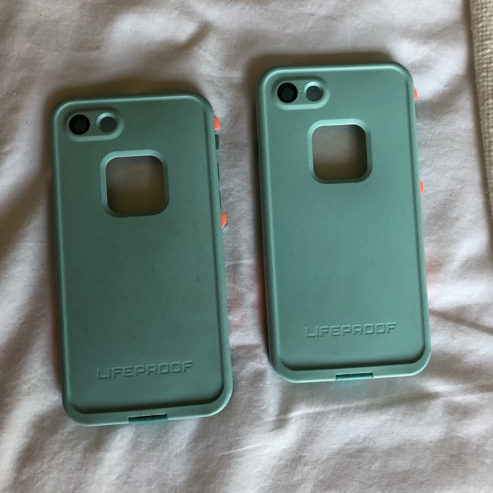 2 iPhone 7/8 Lifeproof cases